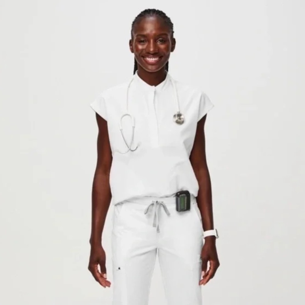 Figs - Optic White - Zamora™ (PETITE) & Rafaela™ Scrub Set (NWT)